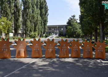 Не только на школы, а и на детские сады хватит: в Николаев прибыли 70 пластиковых «человечков» для сбора упаковок от соков и молока