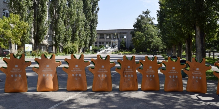 Не только на школы, а и на детские сады хватит: в Николаев прибыли 70 пластиковых «человечков» для сбора упаковок от соков и молока