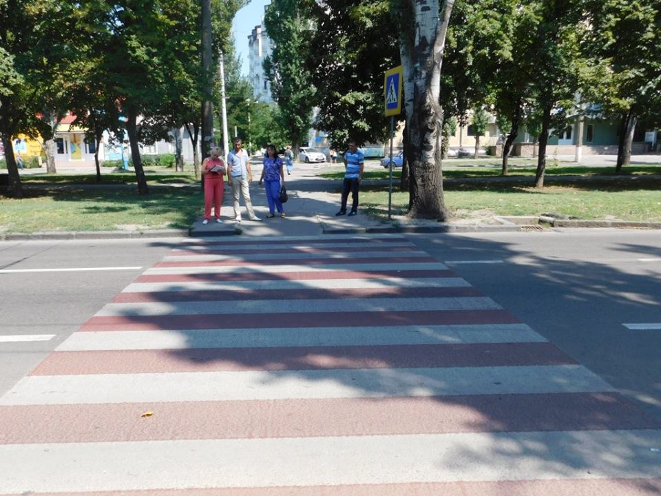 В Николаеве подрядчик за свой счет обновит нанесенную в прошлом году красно-белую пластиковую разметку на пешеходных переходах 3