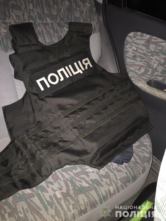 Простенько и со вкусом: на Николаевщине 20-летний псевдополицейский с двумя подельниками-военнослужащими сшибали взятки с водителей 1