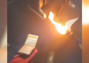 Хорошо, что до взлета. В аэропорту Барселоны в самолете взорвался мобильный