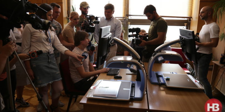 Книги для всех: в Киеве открыли первую библиотеку для незрячих