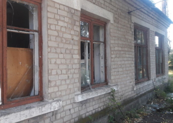 Появились фото последствий обстрела боевиками поселка в Луганской области, где погиб мирный житель