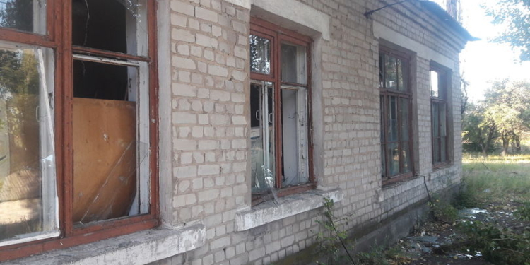 Появились фото последствий обстрела боевиками поселка в Луганской области, где погиб мирный житель
