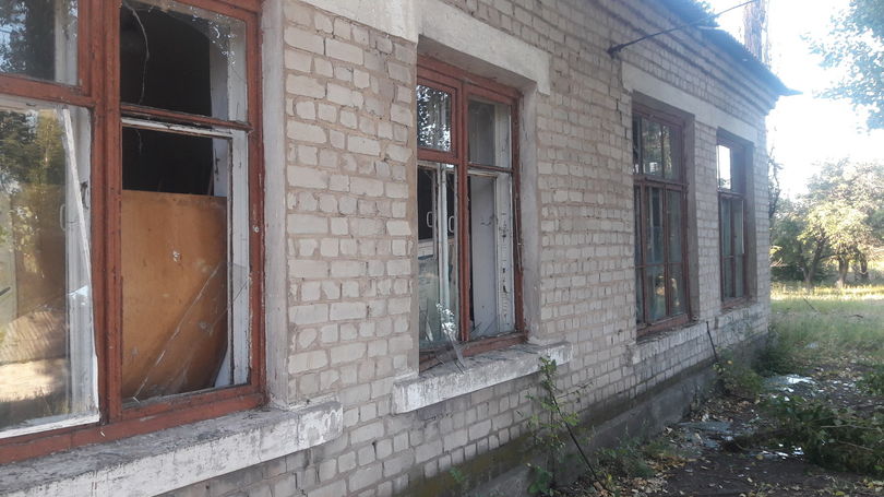 Появились фото последствий обстрела боевиками поселка в Луганской области, где погиб мирный житель 1