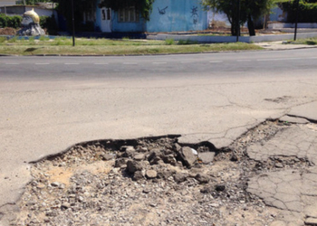 Николаевец возмутился ямами «под носом» у администрации Корабельного района