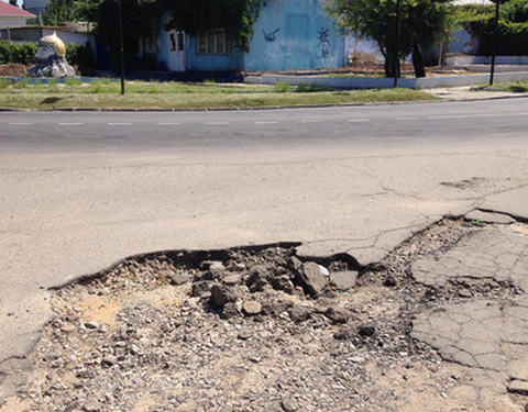 Николаевец возмутился ямами «под носом» у администрации Корабельного района