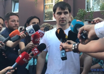 Политзаключенного Костенко встретили в Киеве