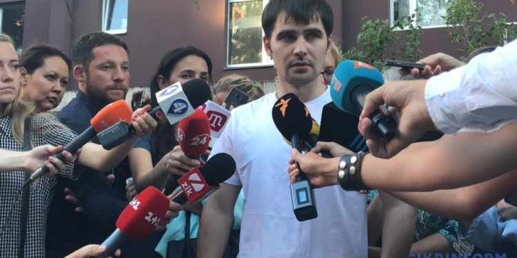 Политзаключенного Костенко встретили в Киеве