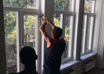 В школах Южноукраинска для анализа демонтировали окна, установленные фирмой скандального депутата