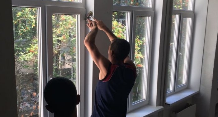 В школах Южноукраинска для анализа демонтировали окна, установленные фирмой скандального депутата