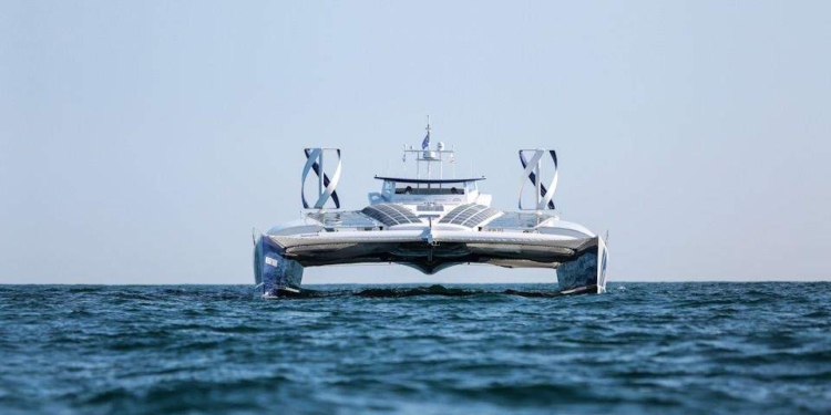 Солнце, воздух и вода как топливо. Toyota выпустила катамаран, работающий исключительно на такой энергии