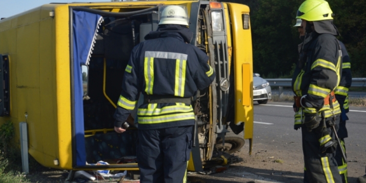 В Днепропетровской область автобус перевернулся после ДТП с MAN – 16 пострадавших