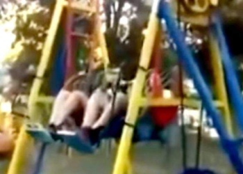 ЧП на аттракционе: на ходу сорвался и упал подросток