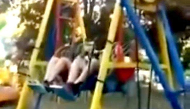 ЧП на аттракционе: на ходу сорвался и упал подросток