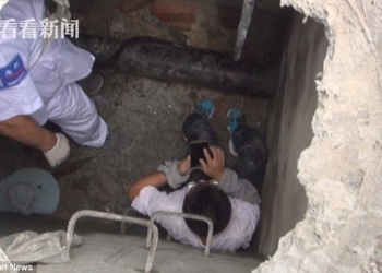 В Китае геймер провалился в люк и сломал коленную чашечку, но продолжил играть на смартфоне