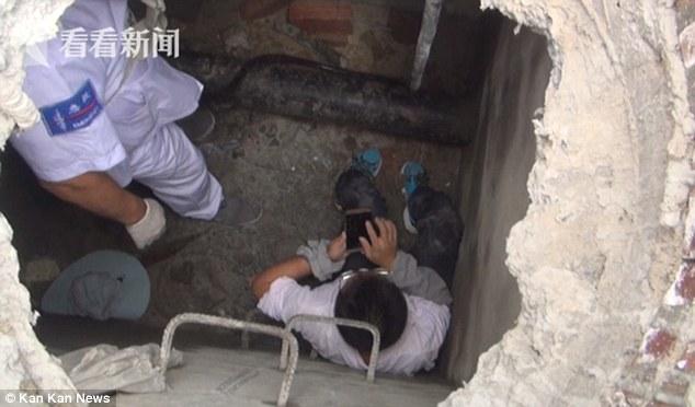 В Китае геймер провалился в люк и сломал коленную чашечку, но продолжил играть на смартфоне 1