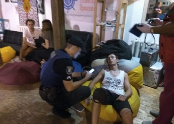 В Мариуполе неизвестные в масках напали на участников арт-платформы: около 10 пострадавших