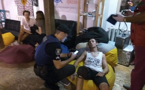 В Мариуполе неизвестные в масках напали на участников арт-платформы: около 10 пострадавших