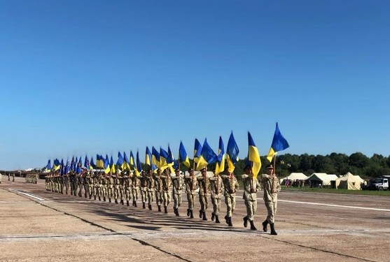 Зродились ми великої години. На параде ко Дню Независимости военные будут приветствовать друг друга по-новому