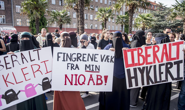 В Копенгагене прошли протесты против нового закона относительно ношения паранджи