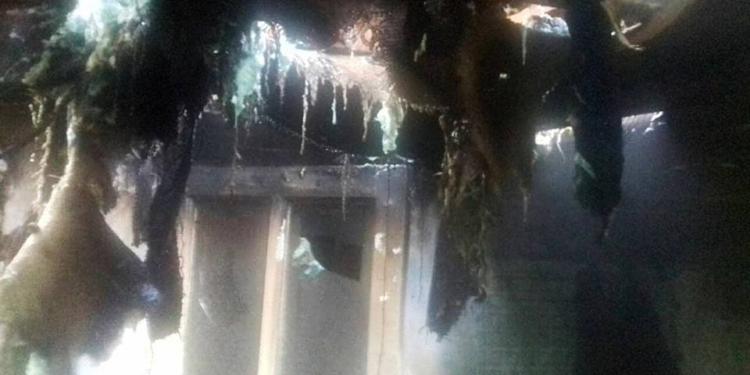 В Николаеве из-за короткого замыкания загорелась крыша жилого дома