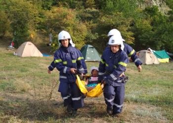 Николаевские спасатели сняли со склонов Южного Буга травмированную туристку