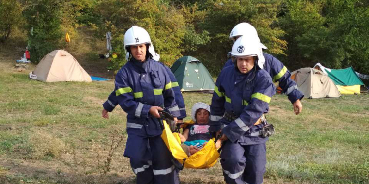 Николаевские спасатели сняли со склонов Южного Буга травмированную туристку