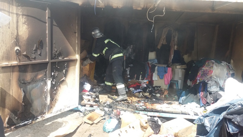 В Еланце спасатели потушили пожар в киоске "Секонд хенд" 3