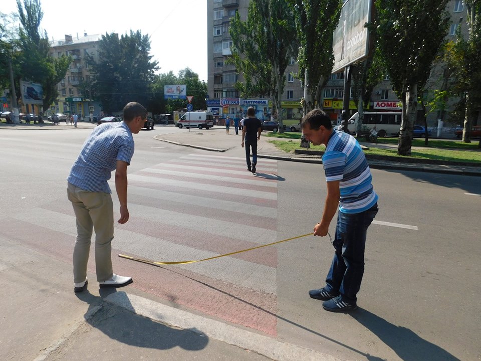 В Николаеве подрядчик за свой счет обновит нанесенную в прошлом году красно-белую пластиковую разметку на пешеходных переходах 5