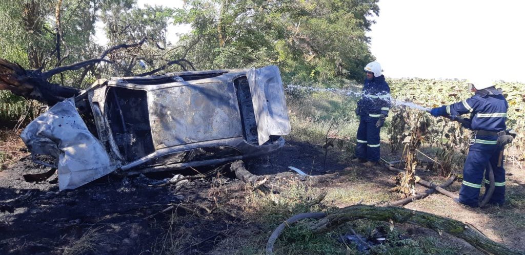 У села Заселье автомобиль слетел в кювет и загорелся 4