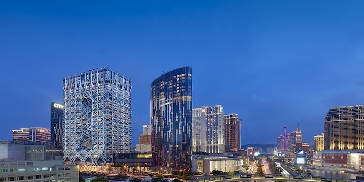 А еще он красивый. В Китае построили отель-небоскреб, которому не страшны ураганы и землетрясения