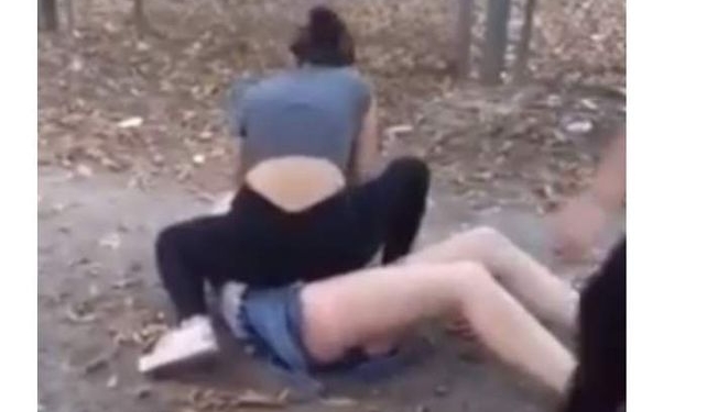 В Одессе группа школьников жестоко избили ровесницу, снимая это на видео