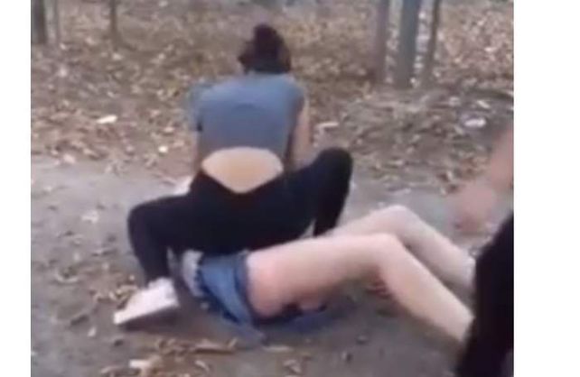 В Одессе группа школьников жестоко избили ровесницу, снимая это на видео 1