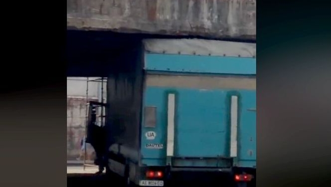В Киеве под Шулявским мостом застрял грузовик