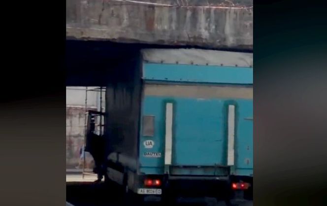 В Киеве под Шулявским мостом застрял грузовик 1