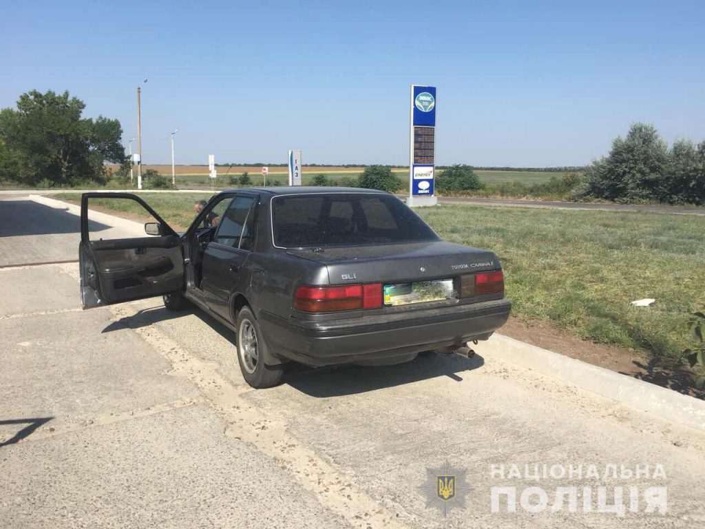Трое бандитов силой отобрали у таксиста машину и попытались сбежать на ней из Николаева 5