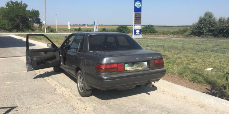 Трое бандитов силой отобрали у таксиста машину и попытались сбежать на ней из Николаева