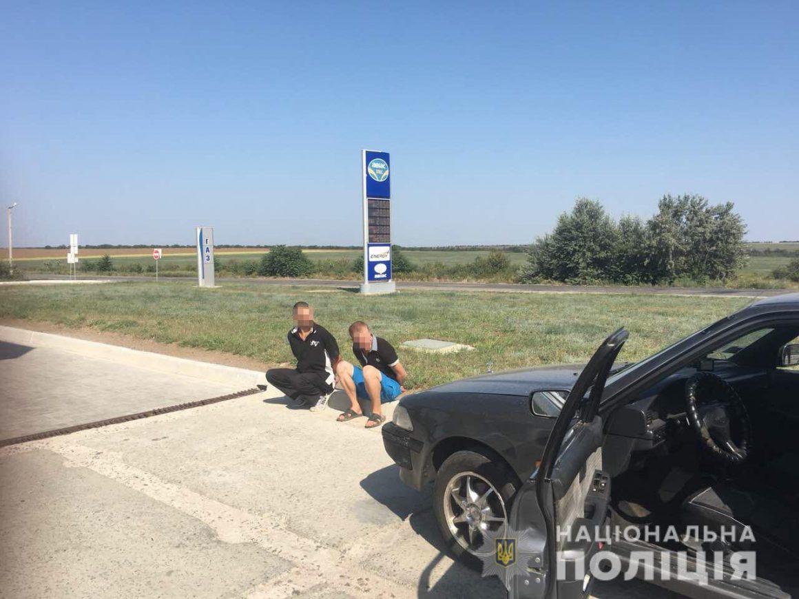 Трое бандитов силой отобрали у таксиста машину и попытались сбежать на ней из Николаева 3