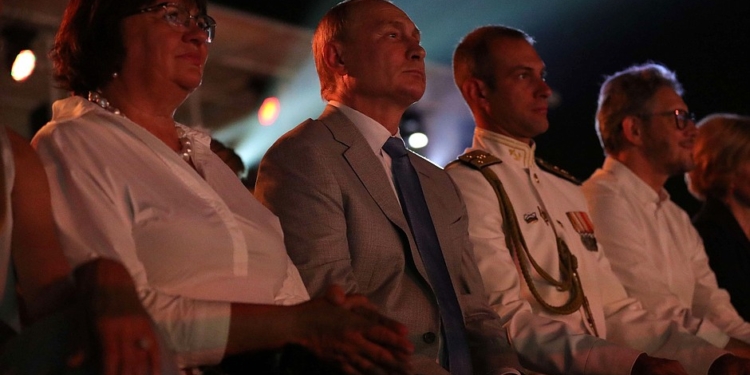 Путин незаконно посетил оккупированный Крым