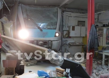 В Греции поезд врезался в железнодорожную станцию