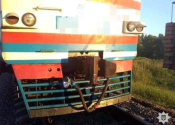 Под Запорожьем дети забросали электричку камнями