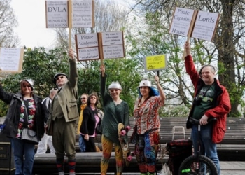 В Нидерландах запретили делать фото на документы в дуршлаге