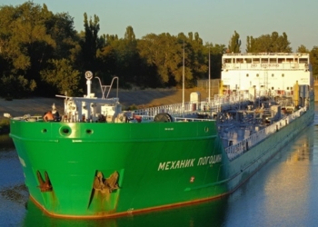 Генконсул РФ посетил задержанное судно Механик Погодин