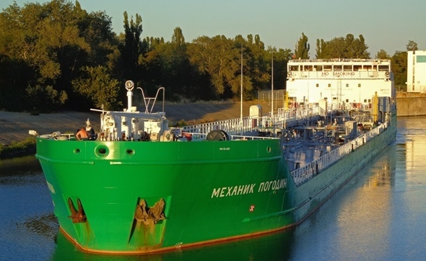 Генконсул РФ посетил задержанное судно Механик Погодин