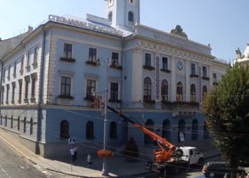 В Черновцах депутат проник в мэрию через окно