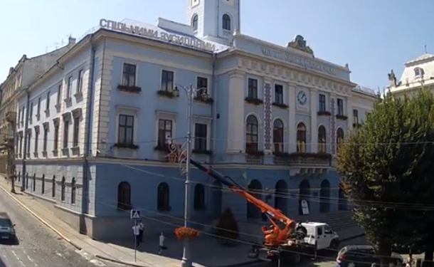 В Черновцах депутат проник в мэрию через окно