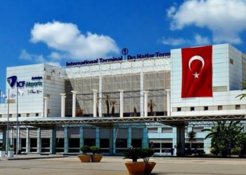 Украинские туристы застряли в аэропорту Анталии