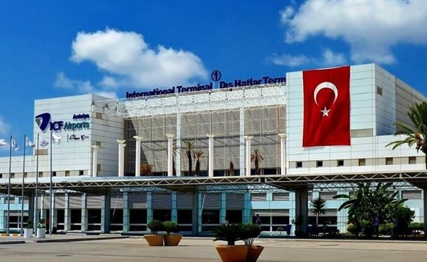 Украинские туристы застряли в аэропорту Анталии