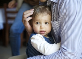 Кабмин утвердил для отцов право на неполный рабочий день